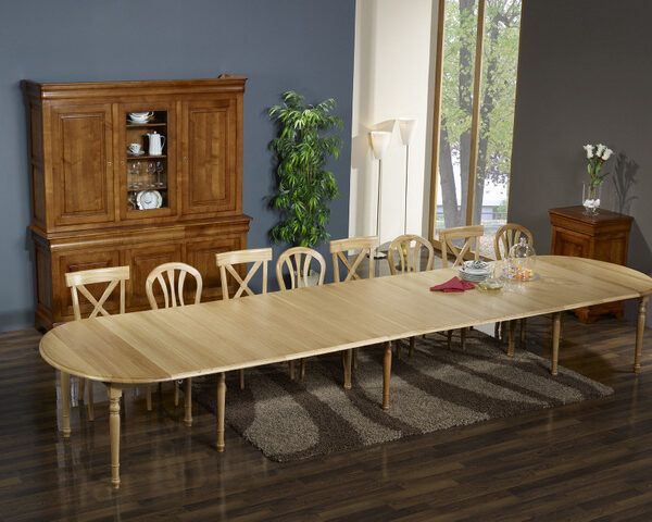 Table ovale à volets Patrice, réalisée en Chêne Massif  de style Louis Philippe 135x110 Avec ses allonges cette table mesure 510x135