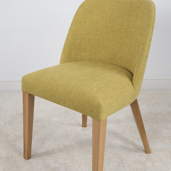 Chaise Edouard, assise et dos capitonnés, pieds en Chêne Massif de ligne Contemporaine Couleur Citric