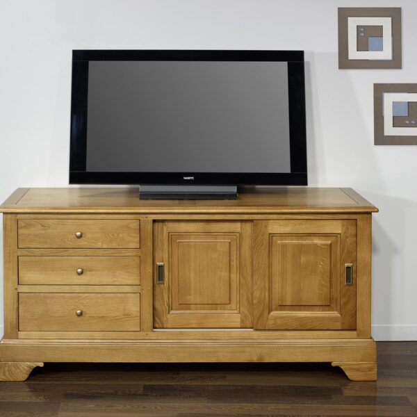 Meuble TV Arnaud réalisé en chêne massif de style Louis Philippe Portes Coulissantes Finition chêne Brossé 3 tiroirs ( dont 2 escamotables).