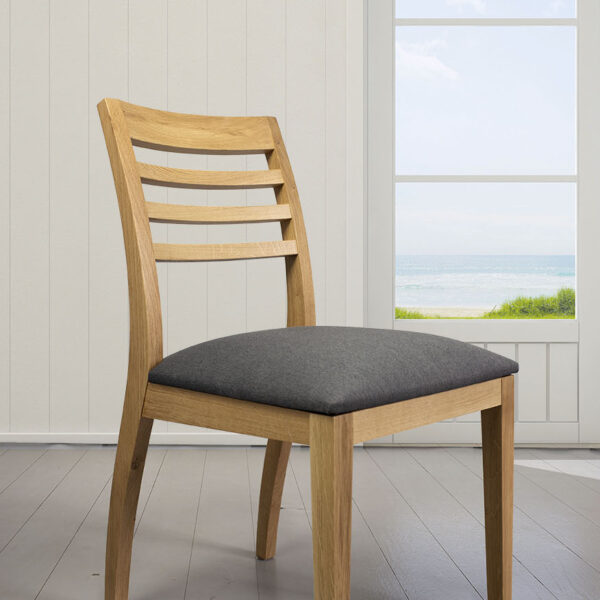 Chaise Florian réalisée en chêne massif Ligne contemporaine Assise Tissu BRONX JEANS