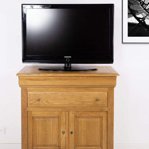 Meuble Tv Léa réalisé en Chêne Massif de style Louis Philippe Plateau Pivotant